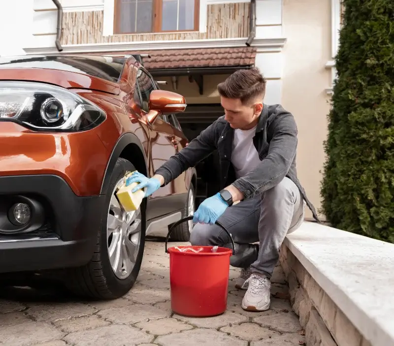 Lavage auto à domicile Montaigu-la-Brisette : professionnel intervenant sur un véhicule